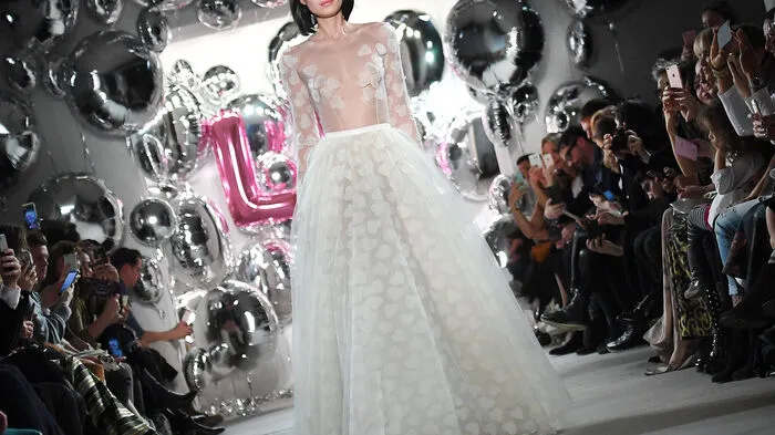 Lena Hoscheks Braut kam in einem über und über mit Herzen bestickten Kleid aus Tüll mit Glitter-Pumps und oben fast völlig transparent daher. 