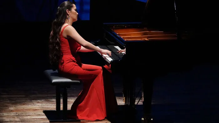 Im Frank Stronach-Saal des Kunsthauses Weiz bewies die mehrfach ausgezeichnete Beatrice Stelzmüller, die als Solistin und mit Orchester auf der ganzen Welt Erfolge feierte, ihr großartiges Können und begeisterte mit "Fantasie" die vielen Konzertbesucher.