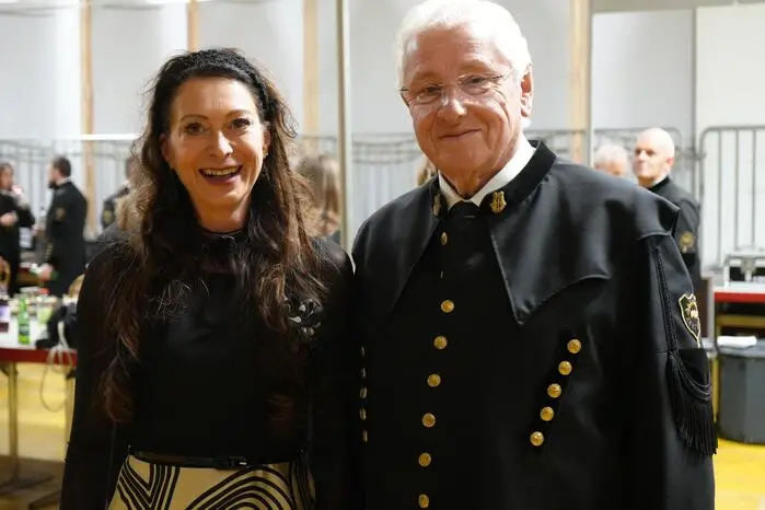 Charmant und souverän führte Nina Sturm, die erstmals als Moderatorin auf der Bühne stand, durch das Programm. Im Bild mit Ehrenobmann Heinz Gach. Es dirigierte Kapellmeister Herbert Bauer.