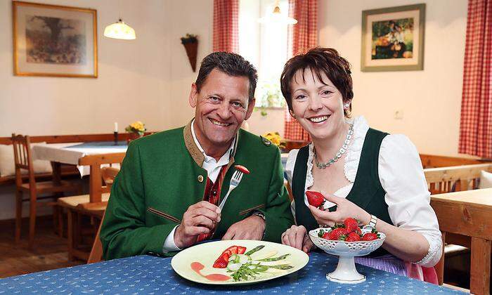 Franz Posch mit Erdbeer-Bäuerin Susanne Hoffelner