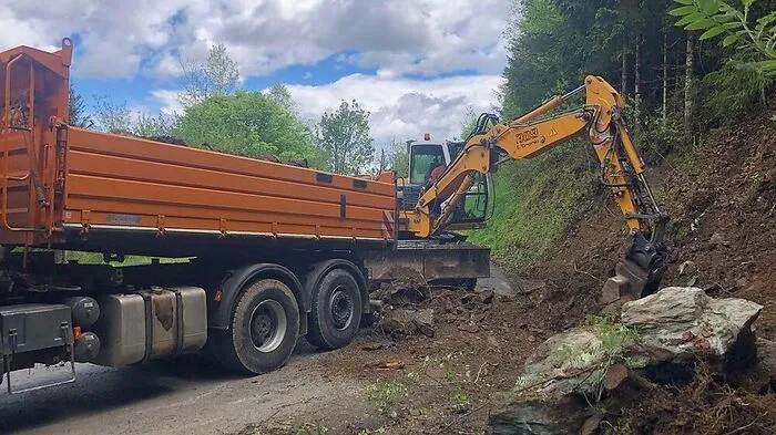 Im Bereich des Felssturzes an der Gunzenberger Landesstraße werden noch Arbeiten erledigt