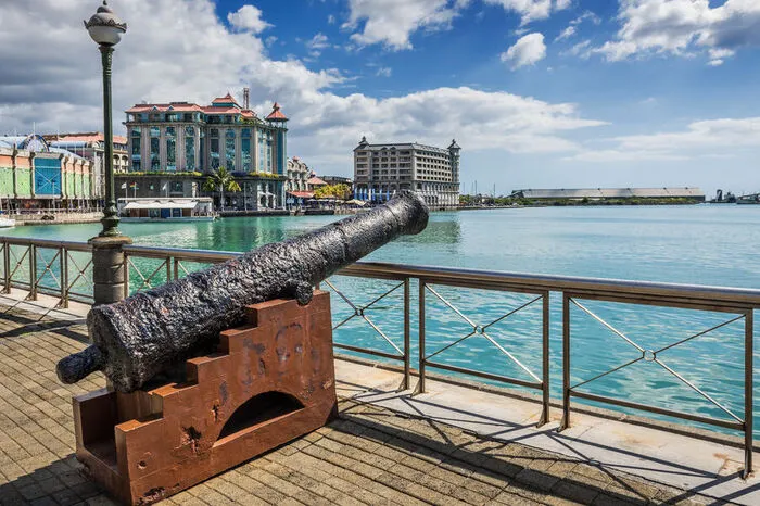 Nicht nur an der Waterfront der Hauptstadt Port Louis finden sich Relikte der kriegerischen Vergangenheit von Mauritius. Zuerst kamen die Araber auf die Insel, später dann die Portugiesen und 1598 die Niederländer. Ihnen folgten die Franzosen, die schließlich von den Engländern besiegt wurden. Alles in allem eine wechselvolle (und ziemlich kriegerische) Geschichte.