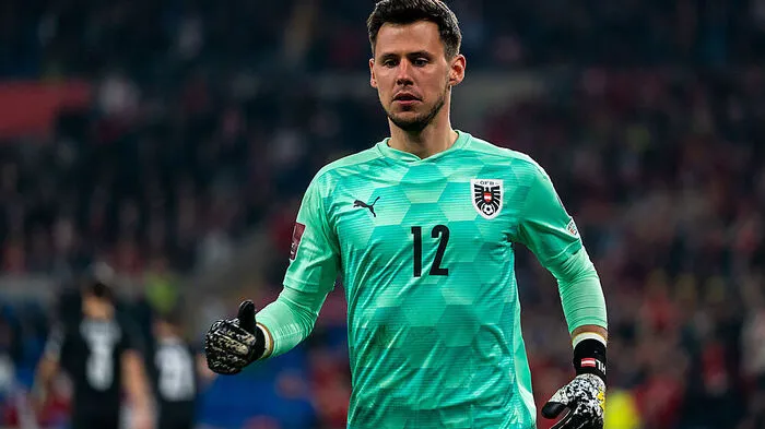 Heinz Lindner: 4 Spielte überraschend – und rechtfertigte seine Aufstellung. Chancenlos bei den Toren, bewahrte er Österreich vor weiteren Gegentoren. Einziges Manko: Er ist nicht der beste Fußballer.
