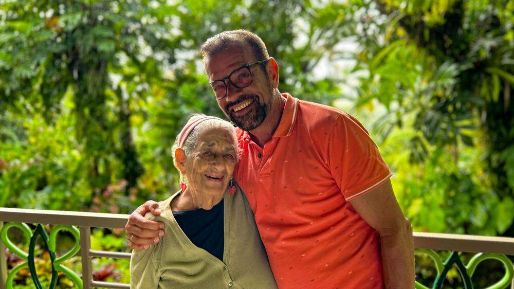 Biogärtner Karl Ploberger mit der 92-jährigen Gärtnerin Anne Baptiste