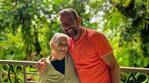 Biogärtner Karl Ploberger mit der 92-jährigen Gärtnerin Anne Baptiste