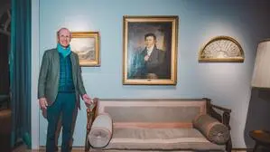 Alexander Doczy mit der Biedermeier Sitzbank mit Schwanendekor