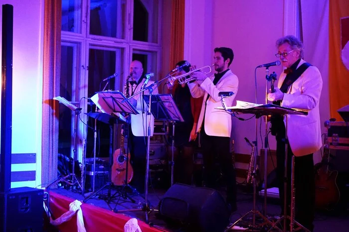 Die traditionellen Walzerklänge erklangen durch die "Casino Band". Zum gesellschaftlichen Einsatzort der besonderen Art entwickelte sich ebenfalls die Weinbar sowie die "FF-Disco" mit den Beats von "Sound Society".