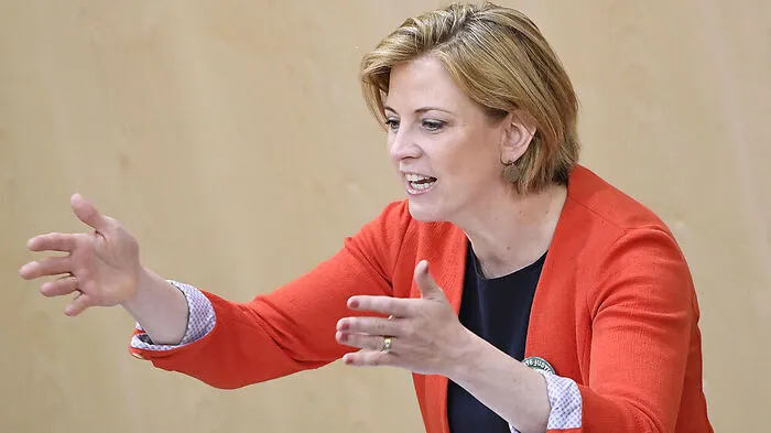 "Mit fetter Hose ist leicht stinken, werte SPÖ." Neos-Chefin Beate Meinl-Reisinger kritisiert den Schutz roter Finanzierungsströme.