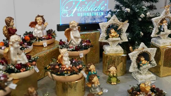 Zahlreiche weihnachtliche Dekorations-und Geschenksideen gibt es im Kuss zu entdecken.