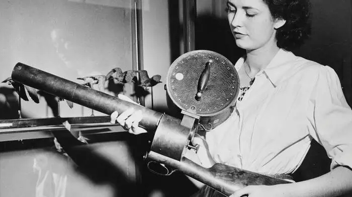 Der „Scharfschütze“: Auf der 1951 im Pariser Naturhistorischen Museum stattfindenden Fotoausstellung wurde dieses kuriose Gewehr von Daguerre gezeigt, das erfunden wurde, um Tauben im Flug zu fotografieren.