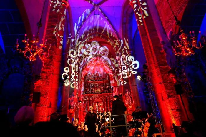 Farbenprächtige Lichtspiele begleiteten das Konzert. 