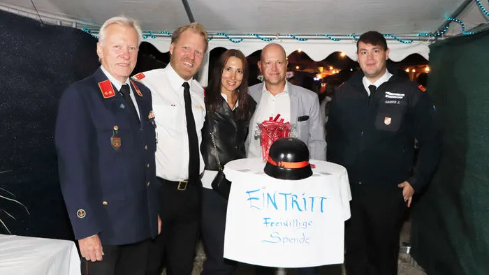 Am Foto von Links: Ehrenkommandant Franz Albl, Kdt-Stvr. Stefan Frieser, Christian Zippusch (Versicherungsmanager) mit Lebensgefährtin und Kdt. Johannes Gasser.