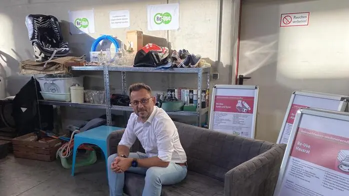 Bürgermeister Thomas Derler vor dem neuen Re-Use-Regal in Mitterdorf an der Raab; die Anregung kam (anonym) durch die Ideenbox zur Gemeinde