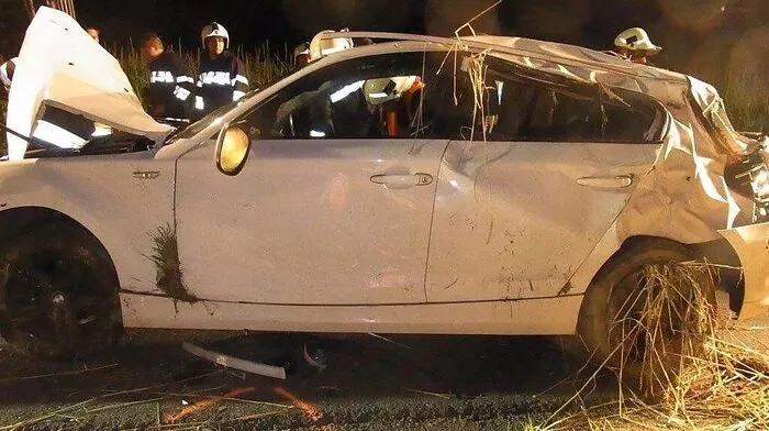 Der weiße BMW wurde schwer beschädigt, der Lenker unbestimmten Grades verletzt