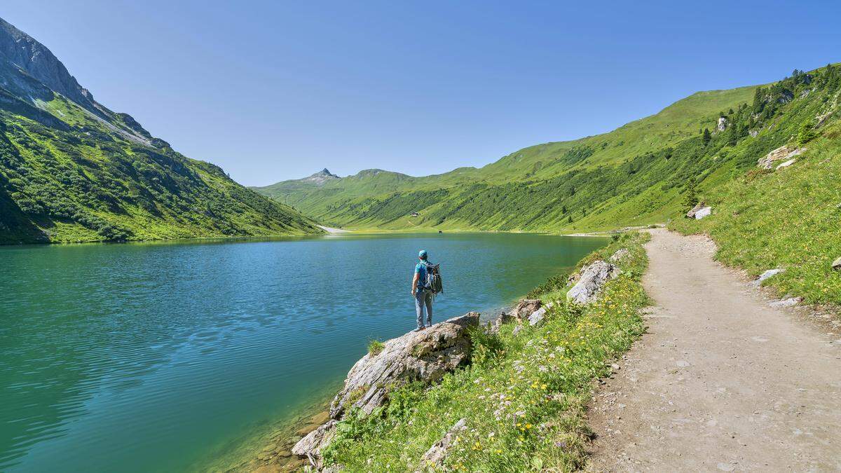 Wanderer am Tappenkarsee im Salzburger Pongau. 