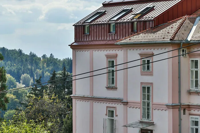 Ostseitig ist der Zubau am besten zu erkennen