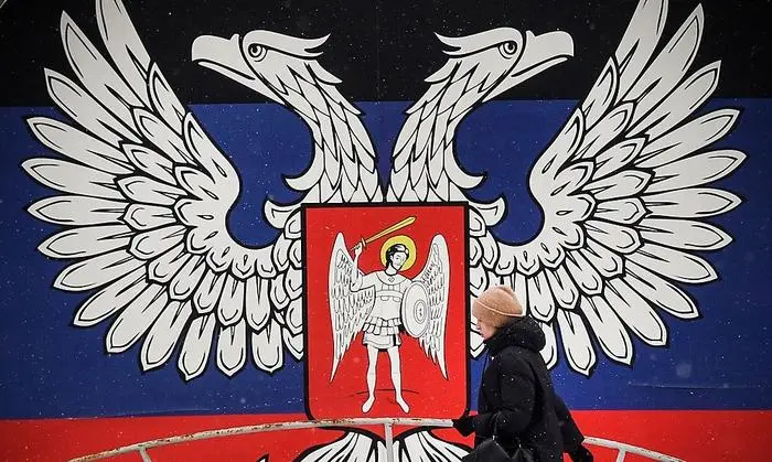 Flagge und Wappen der proklamierten Republik ohne internationale Anerkennung