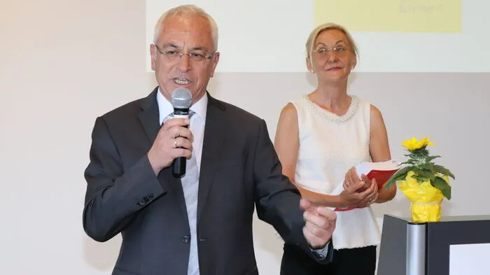 In ihrem Buch zeigen Bringfriede Scheu und Otger Autrata unter anderem, dass wissenschaftliche Soziale Arbeit eine Disziplin ist, die Grundlagenforschung zum Sozialen leistet. Die Autoren erläutern darin, dass die Förderung sozialen Handelns das verbindende Merkmal professioneller Sozialer Arbeit in unterschiedlichsten Arbeitsfeldern ist.
