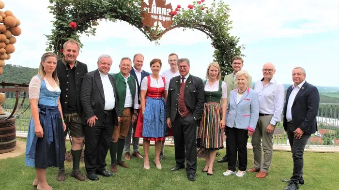 Bürgermeister Johannes Widinger mit Gästen.