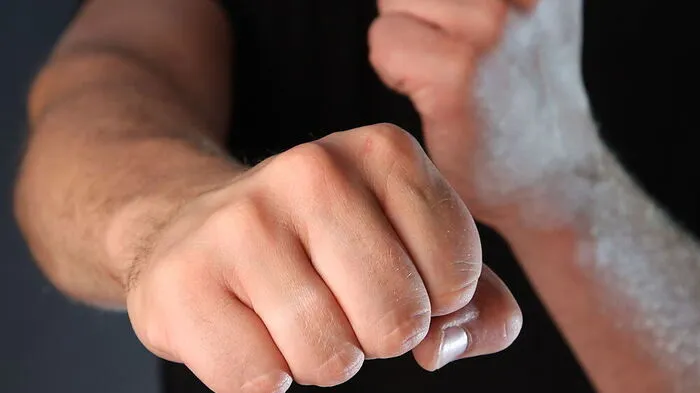 Beide Männer mussten nach dem Raufhandel medizinisch versorgt werden