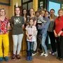 Sigrid Udier (Caritas/links) mit Geflüchteten in Frohnleiten