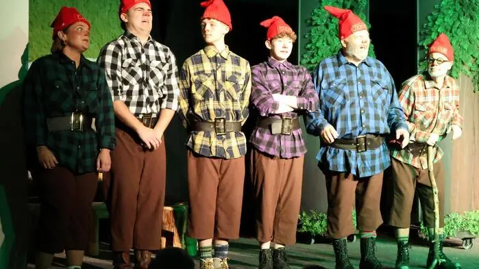 Friesach verwandelt sich im Advent wieder in eine Märchenwelt. Die Friesacher Burghofspiele unter Obmann Helmut Wachernig bringen mit „Schneewittchen und die sieben Zwerge“ ein zeitloses Märchen für die ganze Familie auf die Bühne des Stadtsaals. Mit viel Liebe zum Detail, schwungvoller Musik und einer gehörigen Portion Humor verspricht die Produktion ein besonderes Theatererlebnis in der Vorweihnachtszeit.