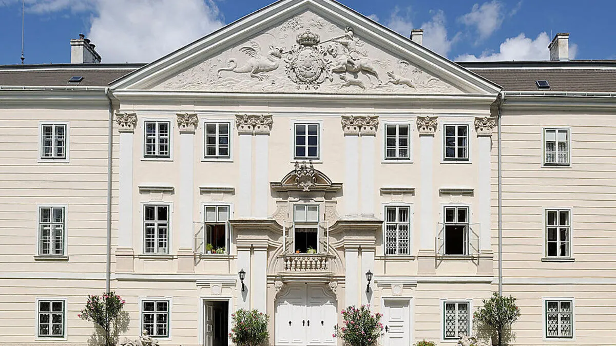 Das ehemalige kaiserliche Jagdschloss ist heute eine Haftanstalt. 