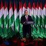 Viktor Orbán vor einem Wall ungarischer Fahnen
