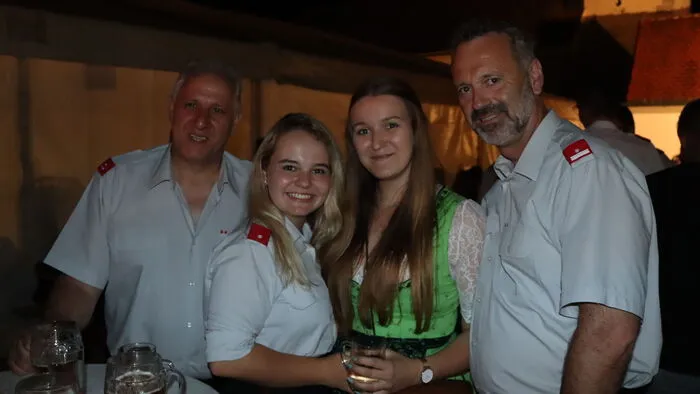 Immer öfter trifft man auch Frauen in Feuerwehruniformen, wie hier von der FF Eitweg.