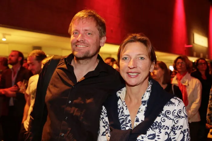 ... traditionell strömte die Kunst- und Kulturszene zur Eröffnung. Im Bild: Schauspielhaus-Chefin Iris Laufenberg mit Begleitung ...