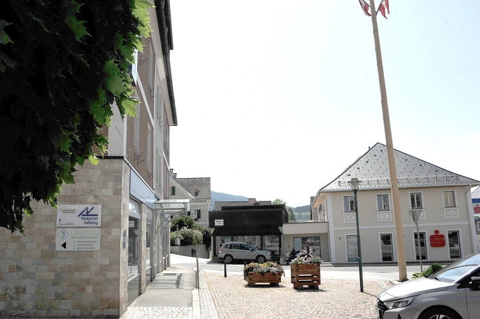 Links das Gebäude, in dem das neue Lokal entstehen soll, davor die Fläche im öffentlichen Gut. Ob dort ein Winter- und Gastgarten entstehen kann und in welcher Form, ist umstritten
