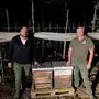 Imker Thomas Tertinek und Landwirt Bernhard Frühwirth bringen in der Finsternis Bienenvölker in den Obsthain