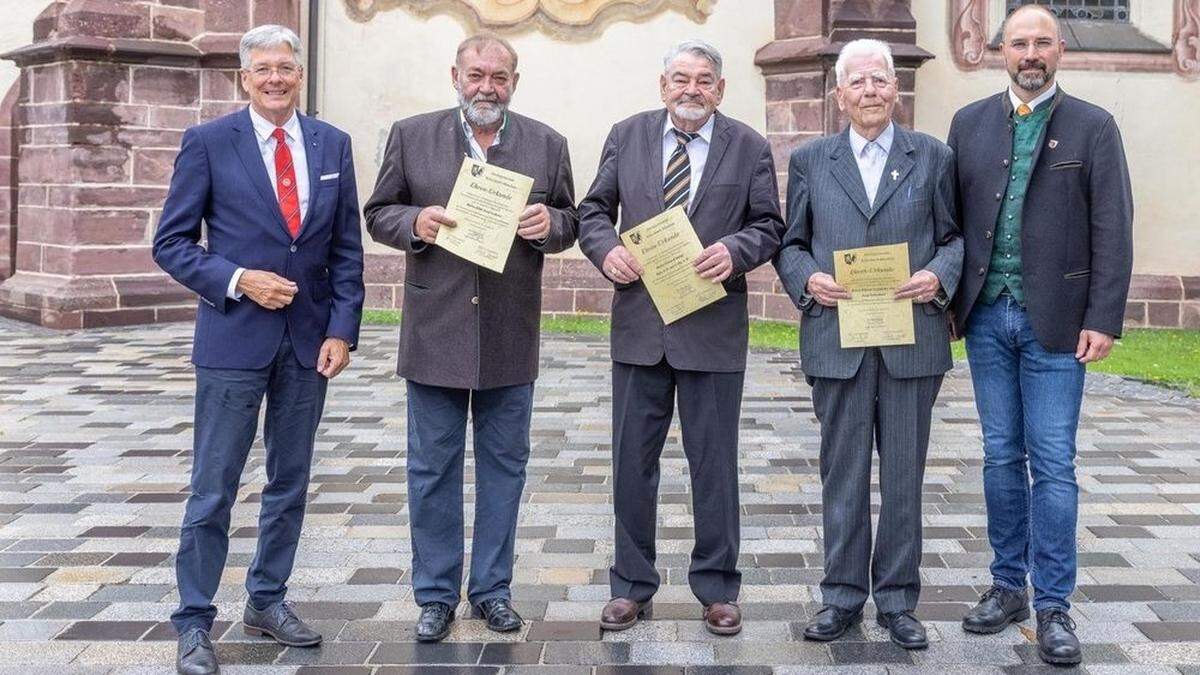 Peter Kaiser bei der Ehrenringverleihung für besondere Leistung in Kötschach an Josef Lederer, Gerhard Stangl, Josef Schachner. Ganz rechts: Josef Zoppoth