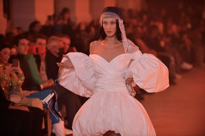 ... ihre Schwester Bella Hadid, die eine gute Freundin von Virgil Abloh war.