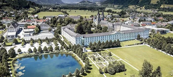 Es wird rund um das Stift Admont bis in die Eichelau gewandert