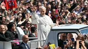 Papst Leo XIV. am Ostersonntag im Vatikan