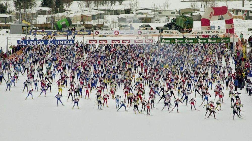 Massenstart in Lienz beim 30. Dolomitenlauf im Jahr 2004. Theurl wollte den Lauf wieder heim nach Lienz bringen. Ohne Subvention der Stadt hat sich das aber erübrigt 