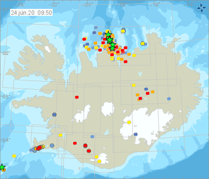 Eine Karte mit den Erdbeben, rot die aktuelleren, blau die etwas älteren