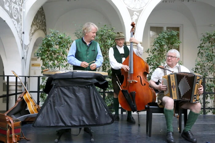 Neben dem Veranstalter wirkten weiters das „Altsteirer-Trio Lemmerer“ (Leitung Franz Lemmerer) ...  