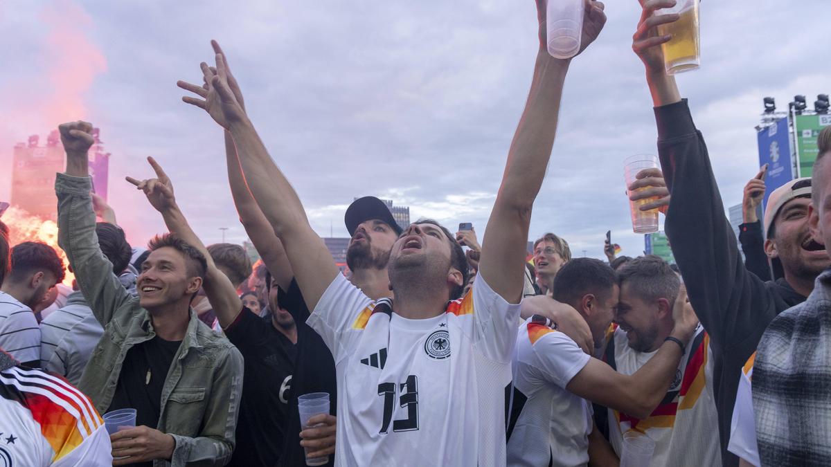 Nicht nur beim Fußball können die Deutschen wieder feiern: Ifo hebt seine Wachstumsprognose deutlich an. 