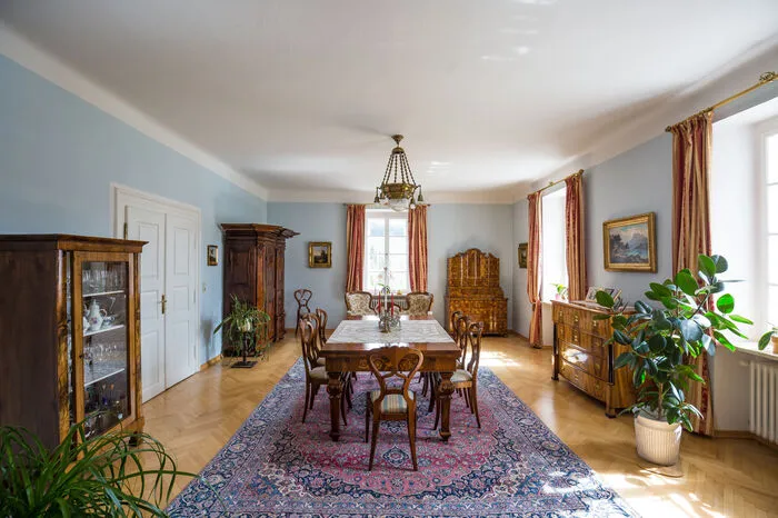 Das Esszimmer ist im Biedermeier-Stil gehalten. Im Tabernakel (rechts) wird der Schokoladevorrat verwahrt.