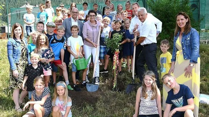 Im Zuge der feierlichen Eröffnung wurde von Kindern, Politikern, Planer, Schulleiterin Brigitte Rindler (rechts) und Kindergartenleiterin Melanie Dorfer (links) ein Apfelbäumchen gepflanzt