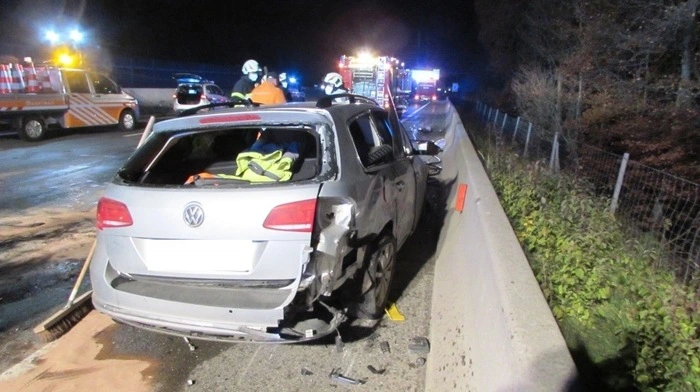 Gegen 20 Uhr am Mittwochabend fuhr ein Pkw-Lenker auf der A2 in Fahrtrichtung Graz, kurz vor der Abfahrt Laßnitzhöhe, ungebremst in einen Asfinag-Lkw.