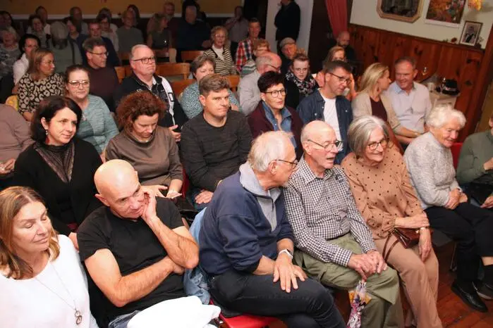 Das Publikum im vollbesetzten Saal bedankte sich bei den Akteuren für die herausragende Leistung mit Jubelrufen und Standing Ovations. 