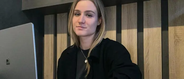 Eine junge Frau sitzt vor einem Laptop | Johanna Moser gründete mit 19 Jahren ihre Werbeagentur JM Grafik Design