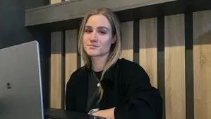 Eine junge Frau sitzt vor einem Laptop | Johanna Moser gründete mit 19 Jahren ihre Werbeagentur JM Grafik Design