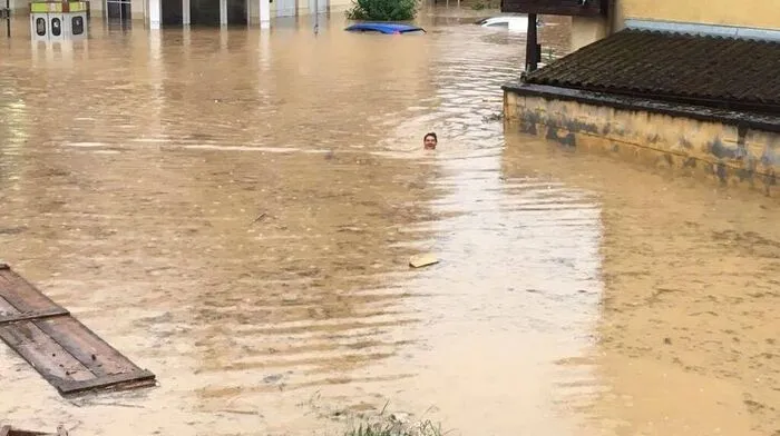 Einige Straßen waren nur noch schwimmend passierbar