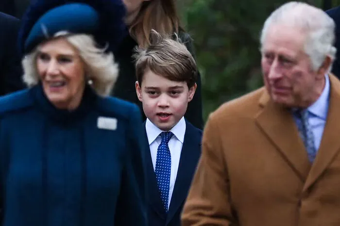 Mit König Charles III., seiner Ehefrau Königin Camilla und Thronfolger Prinz William an der Spitze erschien die Royal Family am Sonntag im ostenglischen Örtchen Sandringham nahe der königlichen Residenz.