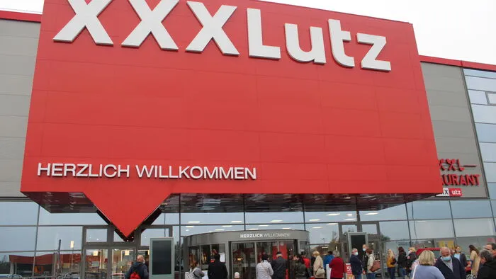 Bereits vor 9 Uhr warteten die ersten Kunden am heutigen Voreröffnungstag, dass die Türen zum XXXLutz sich öffneten.