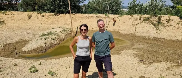 Im Retentionsbecken, das Cambium heuer errichtet hat, holen sich Grünen-Klubobfrau Sandra Krautwaschl und Grünen-Gemeinderat Ernst Heuberger keine nassen Füße, aber auch keine Abkühlung